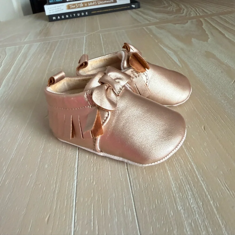 Baby girl Rose Gold Baby Moccasins with fringe & cute bow•like new & boho girly